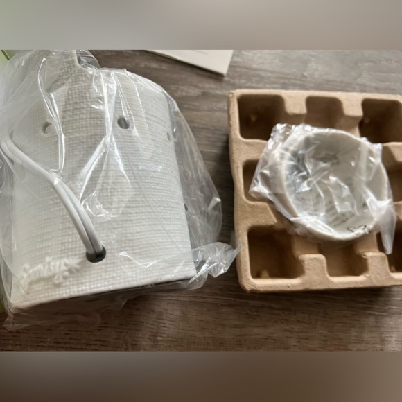 Scentsy Edge White Warmer plug in warmer new in box - Picture 2 of 2
